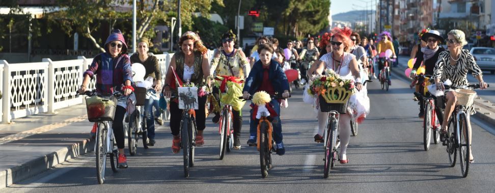 Süslü Kadınlar Bisiklet Turu Renkli Geçti
