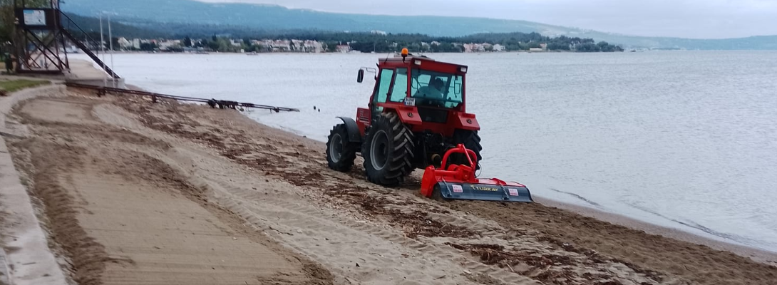 Sahillerde Temizlik Çalışmaları Sürüyor