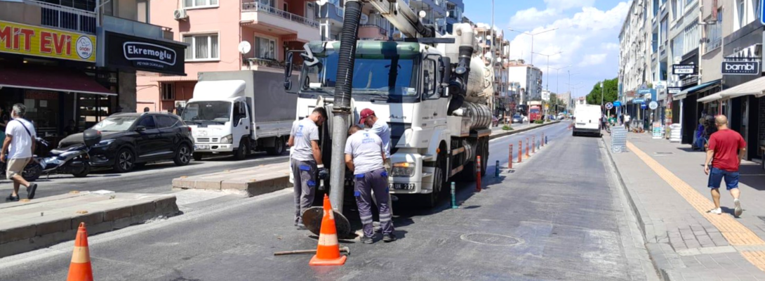 Atatürk Caddesi'nde Altyapı Çalışmalarıyla Eş Zamanlı Hat ve Izgara Temizlik Çalışmaları Yürütülüyor