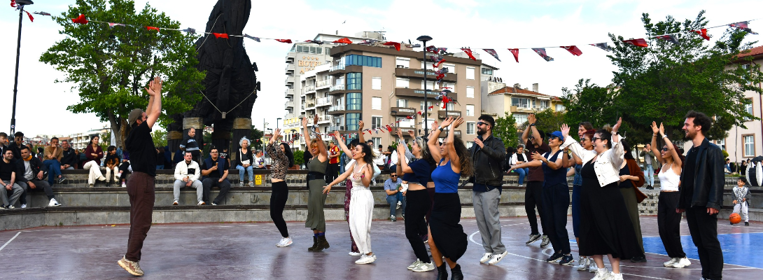 Dünya Dans Günü'nde Renkli Kutlama