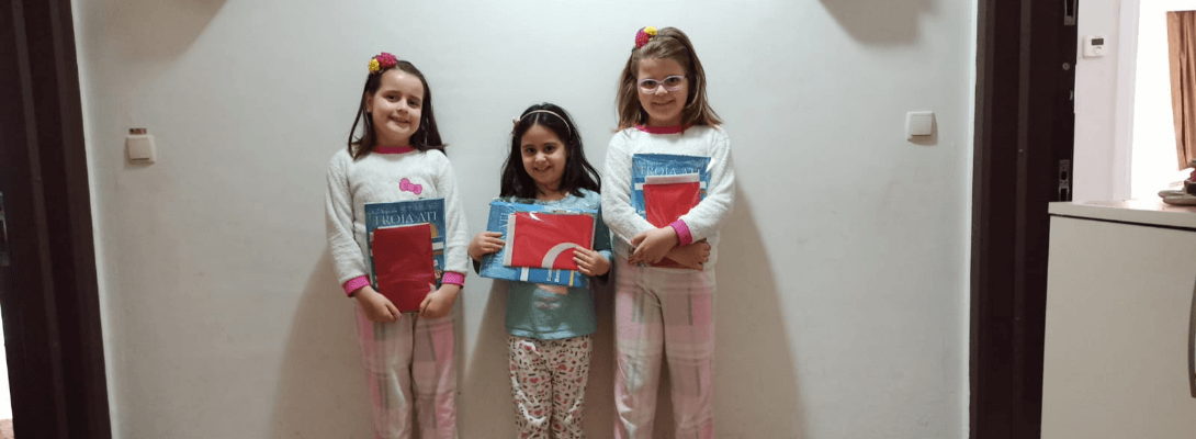 Çocuklar İçin Hazırlanan Boyama Kitapları ve Türk Bayrakları Dağıtılmaya Devam Ediyor