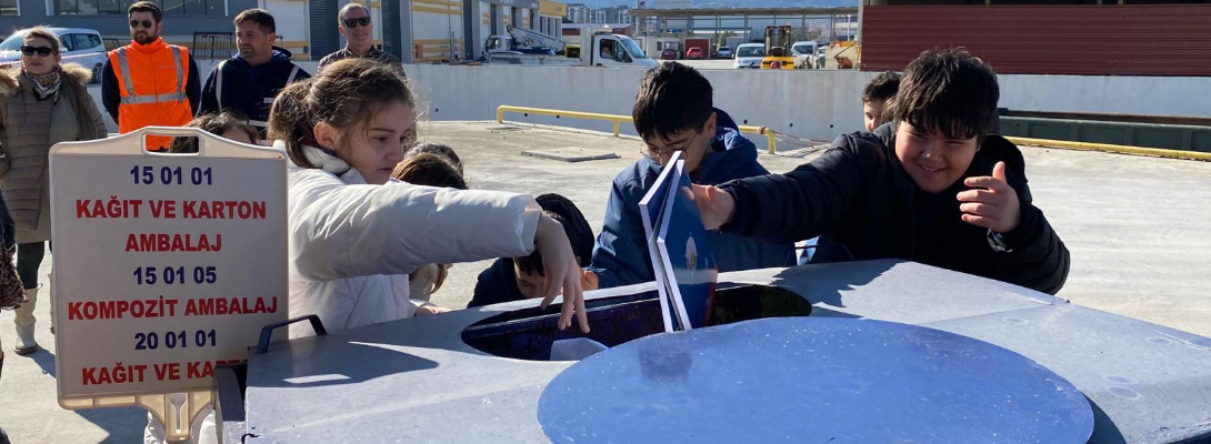 Özel Bahçeşehir Ortaokulu Öğrencilerinden Atık Getirme Merkezine Ziyaret