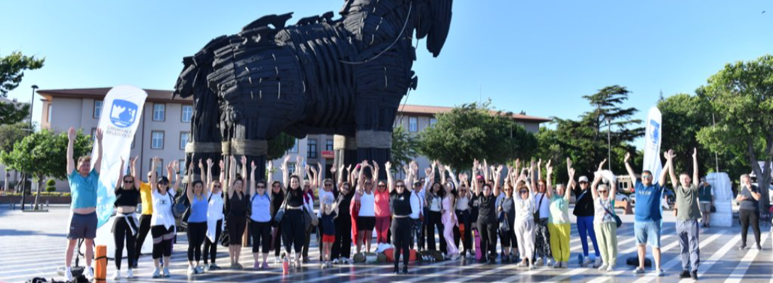 Yoga Tutkunları Truva Atı Önünde Bir Araya Geldi