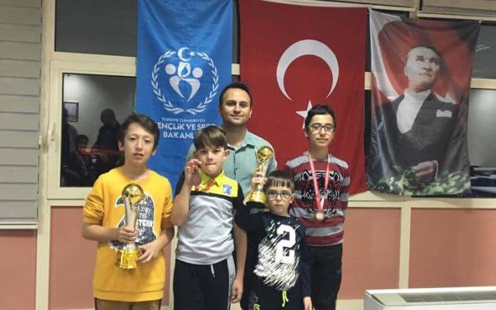 Çanakkale Belediyespor Satranç Oyuncuları Cumhuriyet Kupası'nı 2 Kupa 3 Madalya ile Tamamladı
