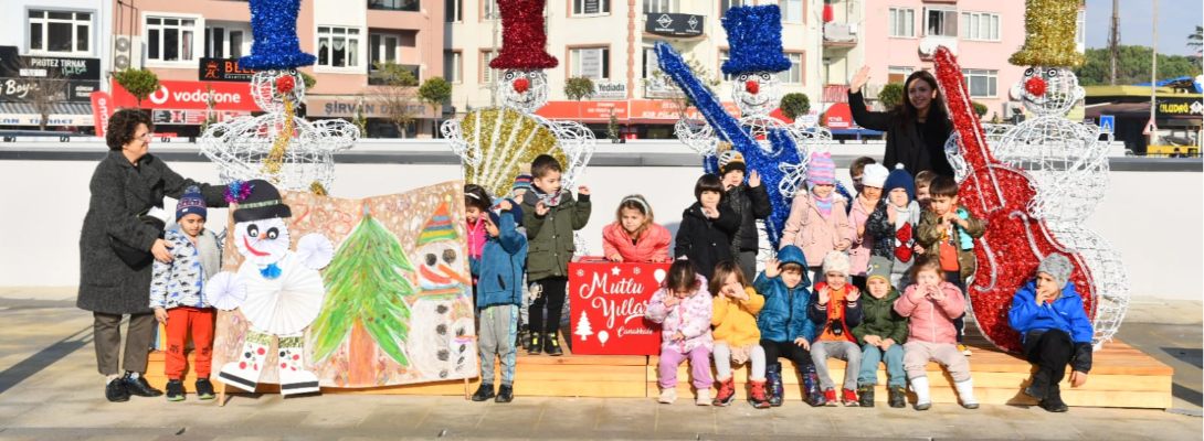 Minikler Dileklerini Dilek Kutusuna Bırakmaya Devam Ediyor