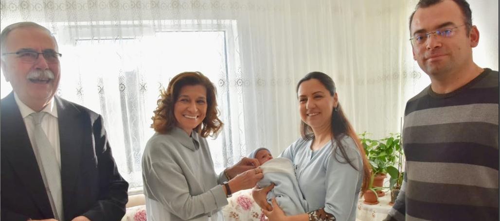 Başkan Gökhan ve Eşi Hale Gökhan'dan Yeni Yılın İlk Bebeğine Ziyaret