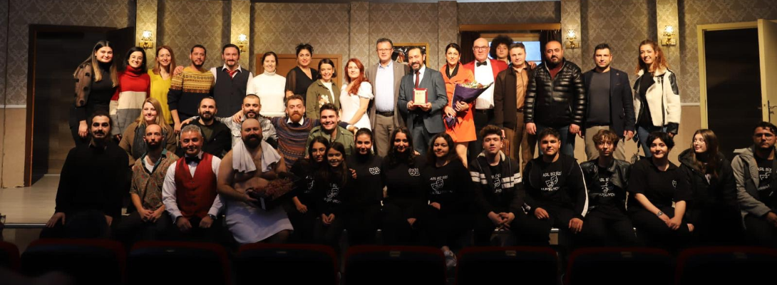 Çanakkale Belediyesi Tiyatro Topluluğu Alaşehir'de Sahne Aldı