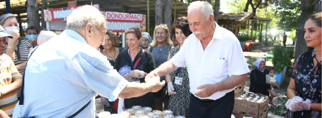 Başkan Gökhan, Aşure Dağıtımına Katıldı