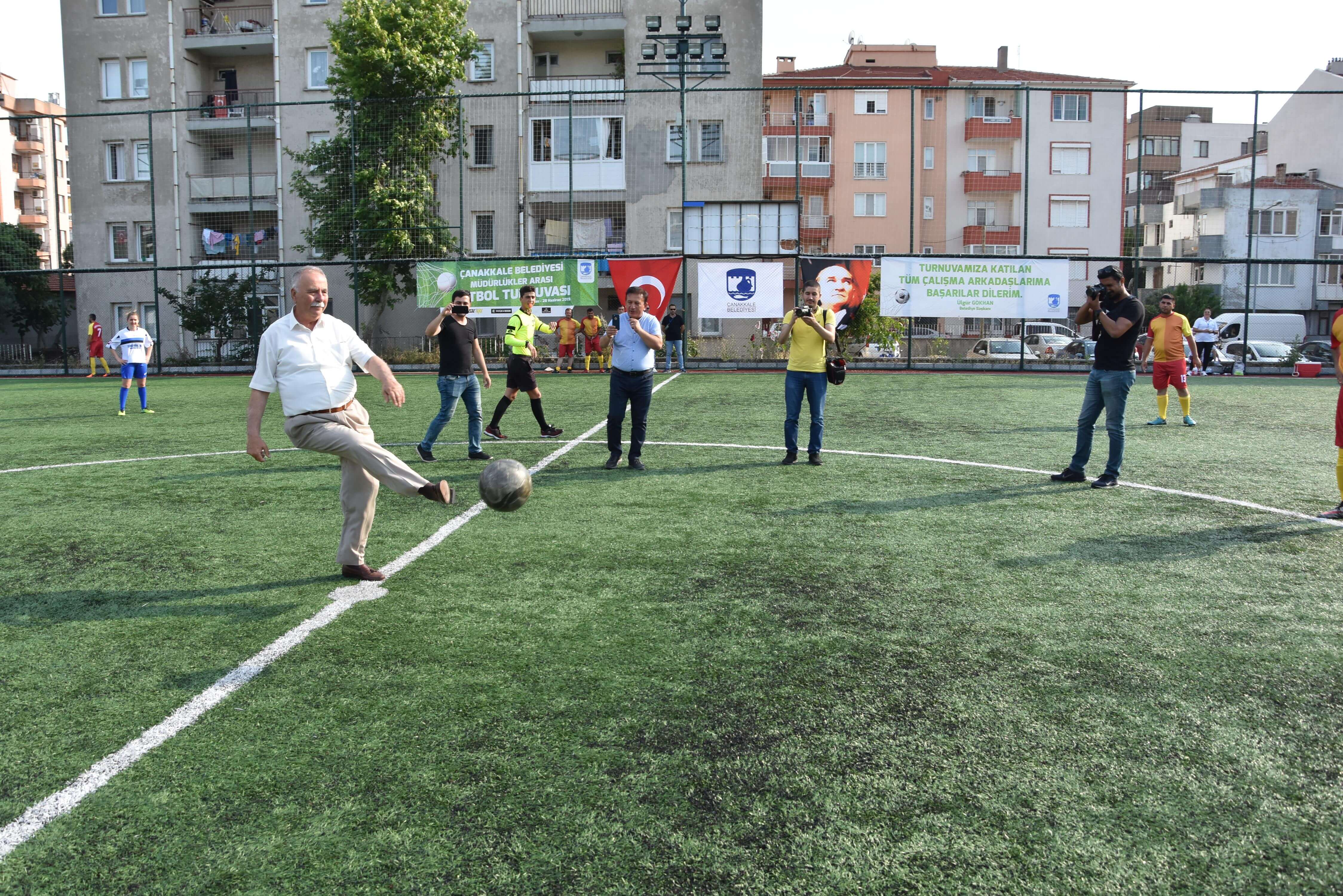 Müdürlükler Arası Futbol Turnuvası Başkan Gökhan'ın Santra Vuruşu İle Başladı