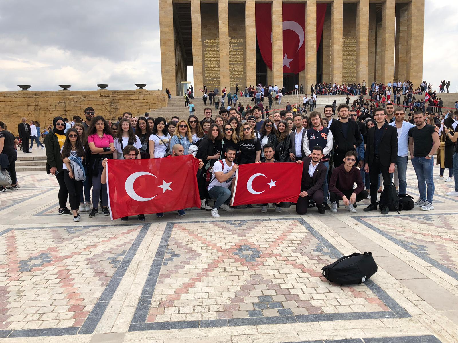 Üniversite Öğrencileri Ata'nın Huzurunda