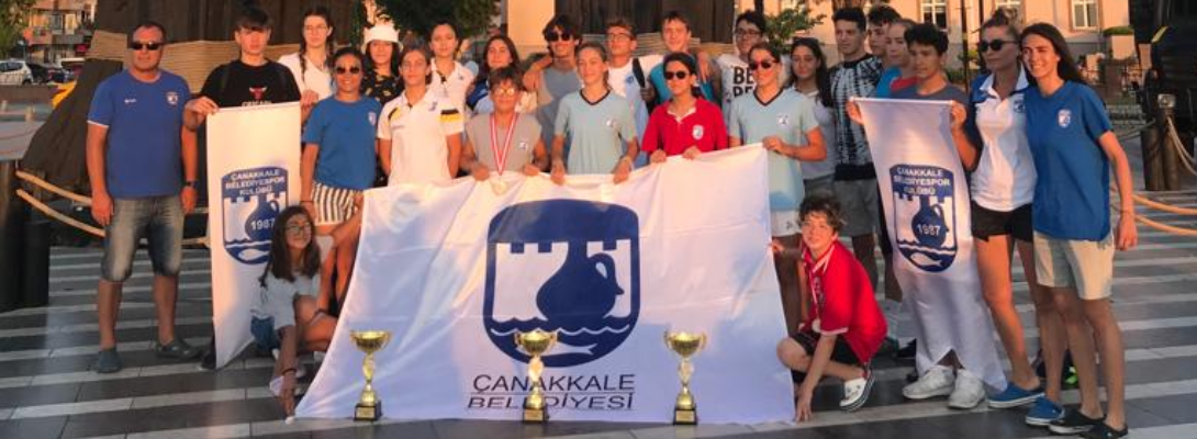 Şampiyon Çanakkale Belediyespor Yüzücüleri
